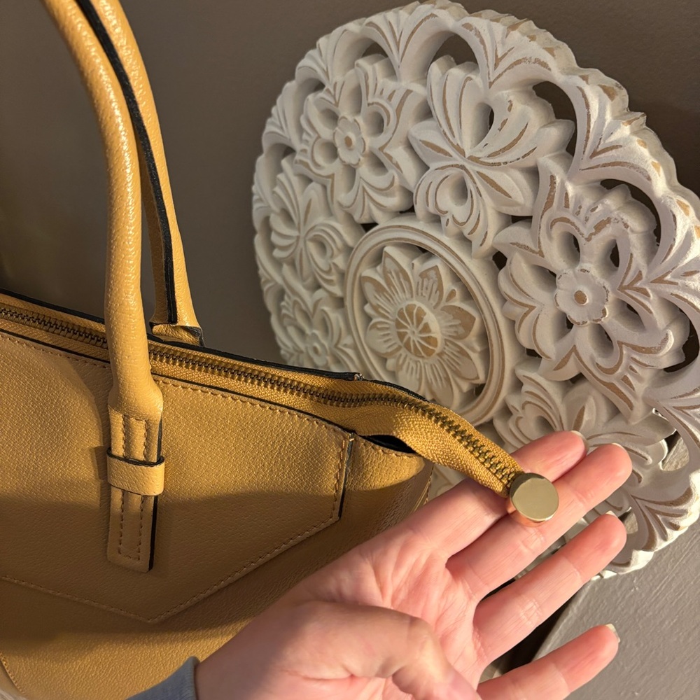 Innue Tan Leather Tote Bag - Picture 4 of 11